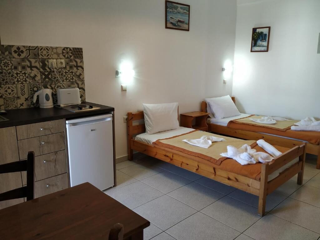 Studio with twin beds and a fully equipped kitchenette